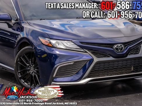 Used 2022 Toyota Camry XSE FWD image 3