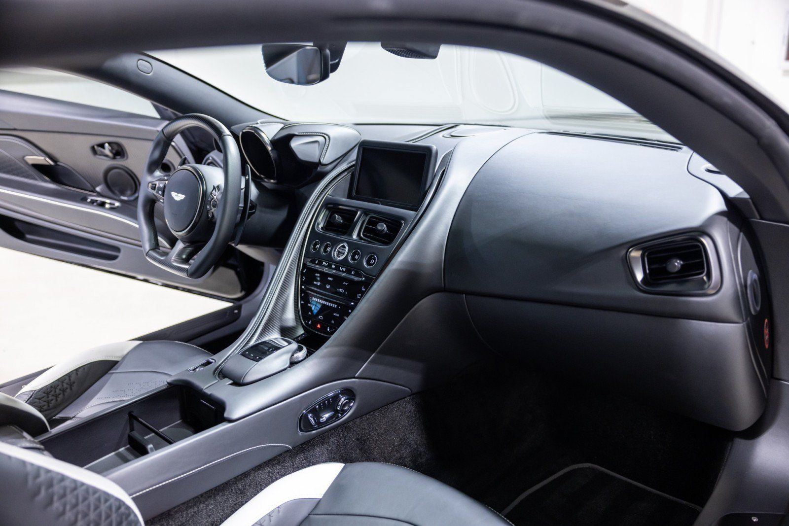 Used 2022 Aston Martin DBS Superleggera RWD image 37