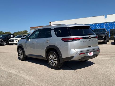 Used 2025 Nissan Pathfinder SL FWD image 6