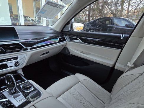 Used 2021 BMW 750i xDrive w/ Executive Package image 28
