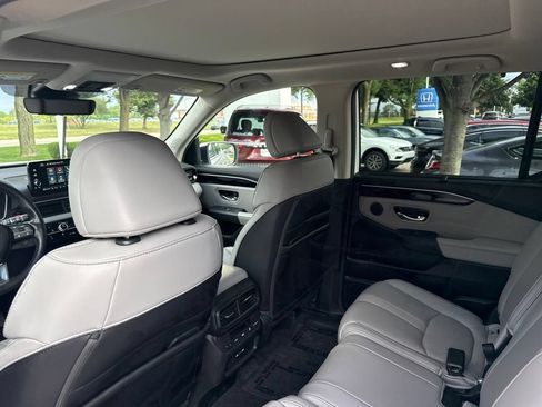 Used 2024 Honda Pilot Touring image 15