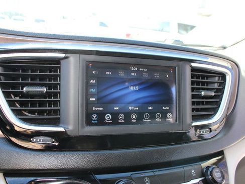 Used 2020 Chrysler Voyager Lxi image 12