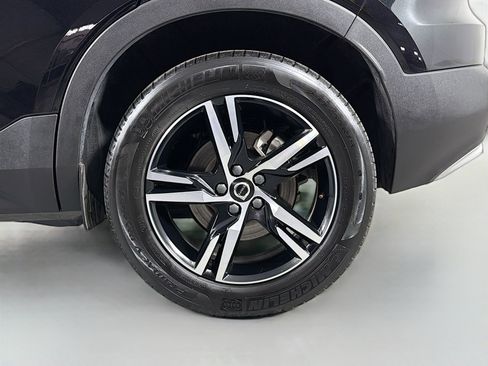 Certified 2025 Volvo XC40 B5 Core image 30