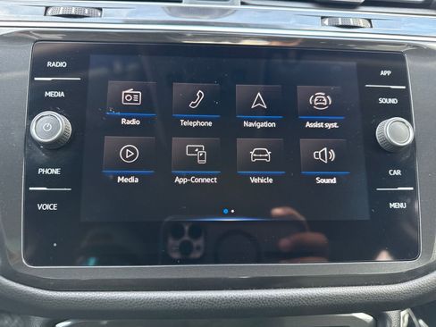 Used 2024 Volkswagen Tiguan SE image 19