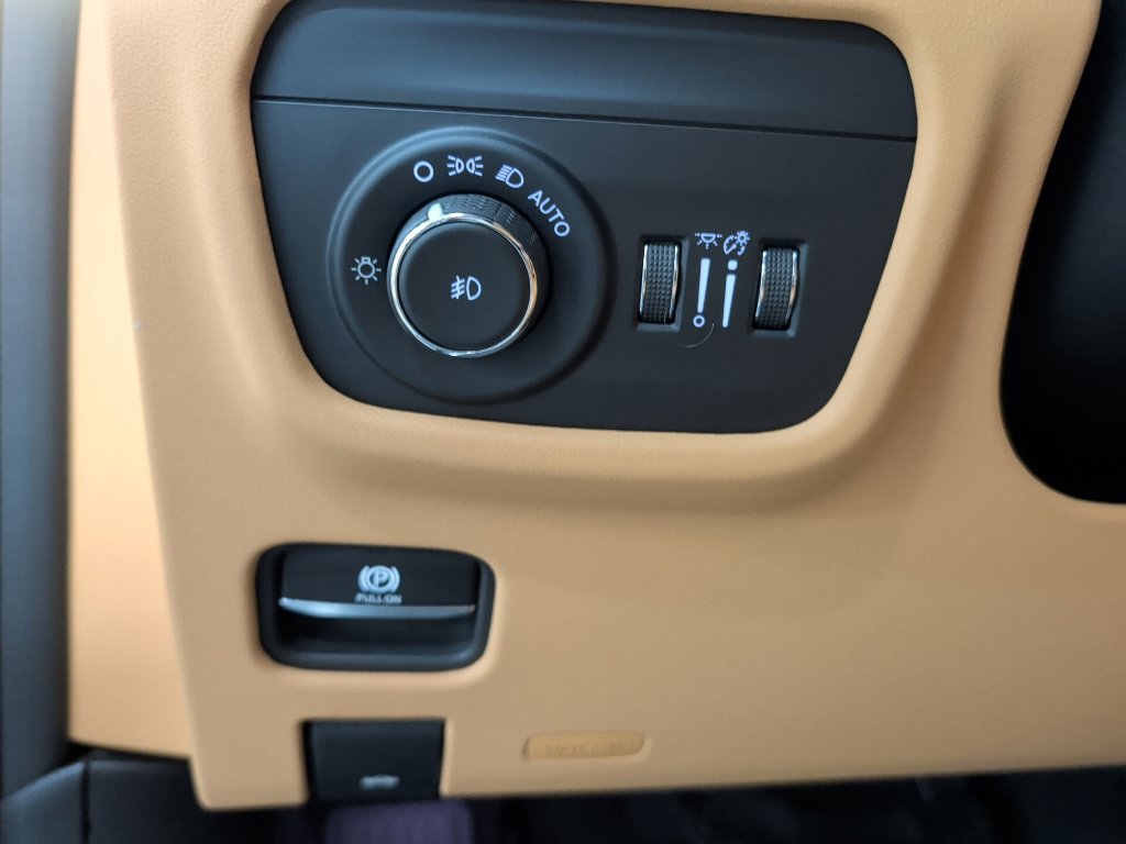 Used 2023 Jeep Grand Cherokee Summit AWD/4WD image 14