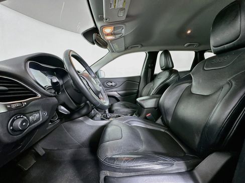 Used 2019 Jeep Cherokee Limited FWD image 13