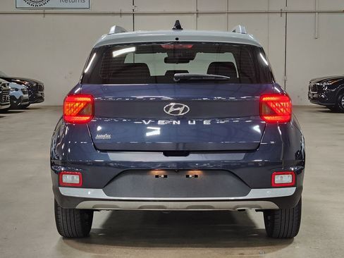 Used 2021 Hyundai Venue FWD image 10