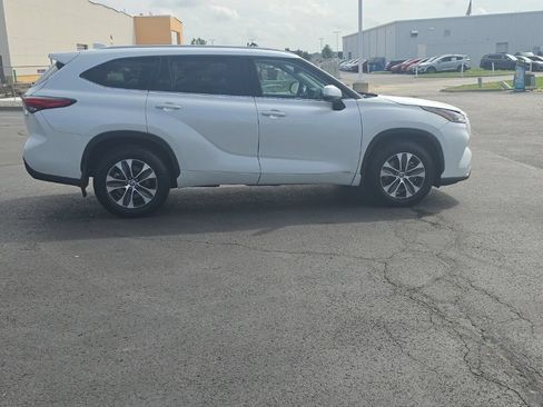 Used 2022 Toyota Highlander XLE AWD/4WD image 9