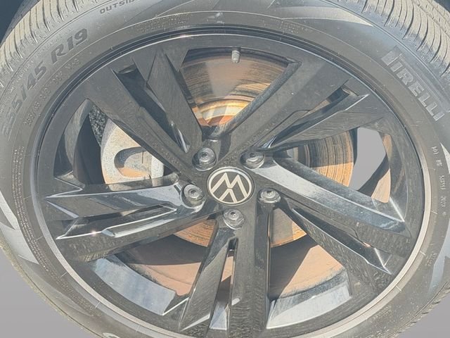 Used 2024 Volkswagen Tiguan SE R-Line AWD/4WD image 9