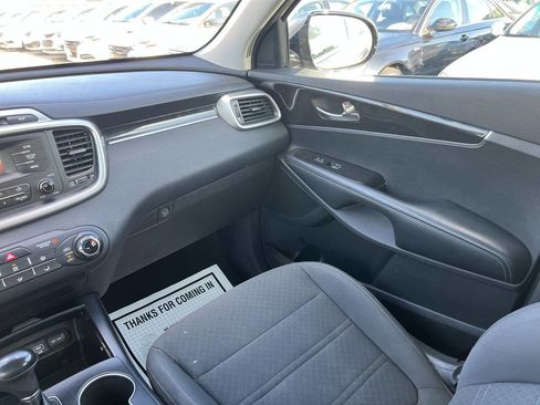 Used 2017 Kia Sorento L image 17