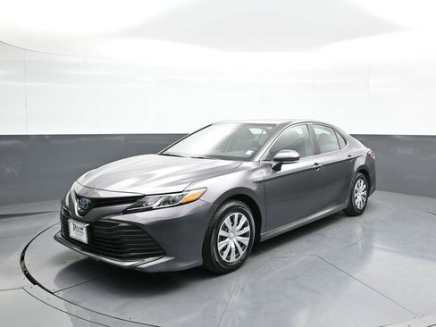 Certified 2019 Toyota Camry LE image 1