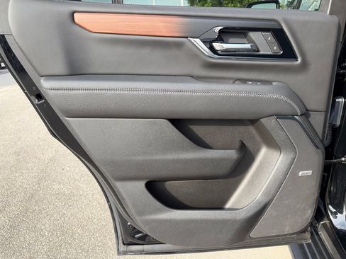 Used 2025 GMC Yukon Denali AWD/4WD image 29
