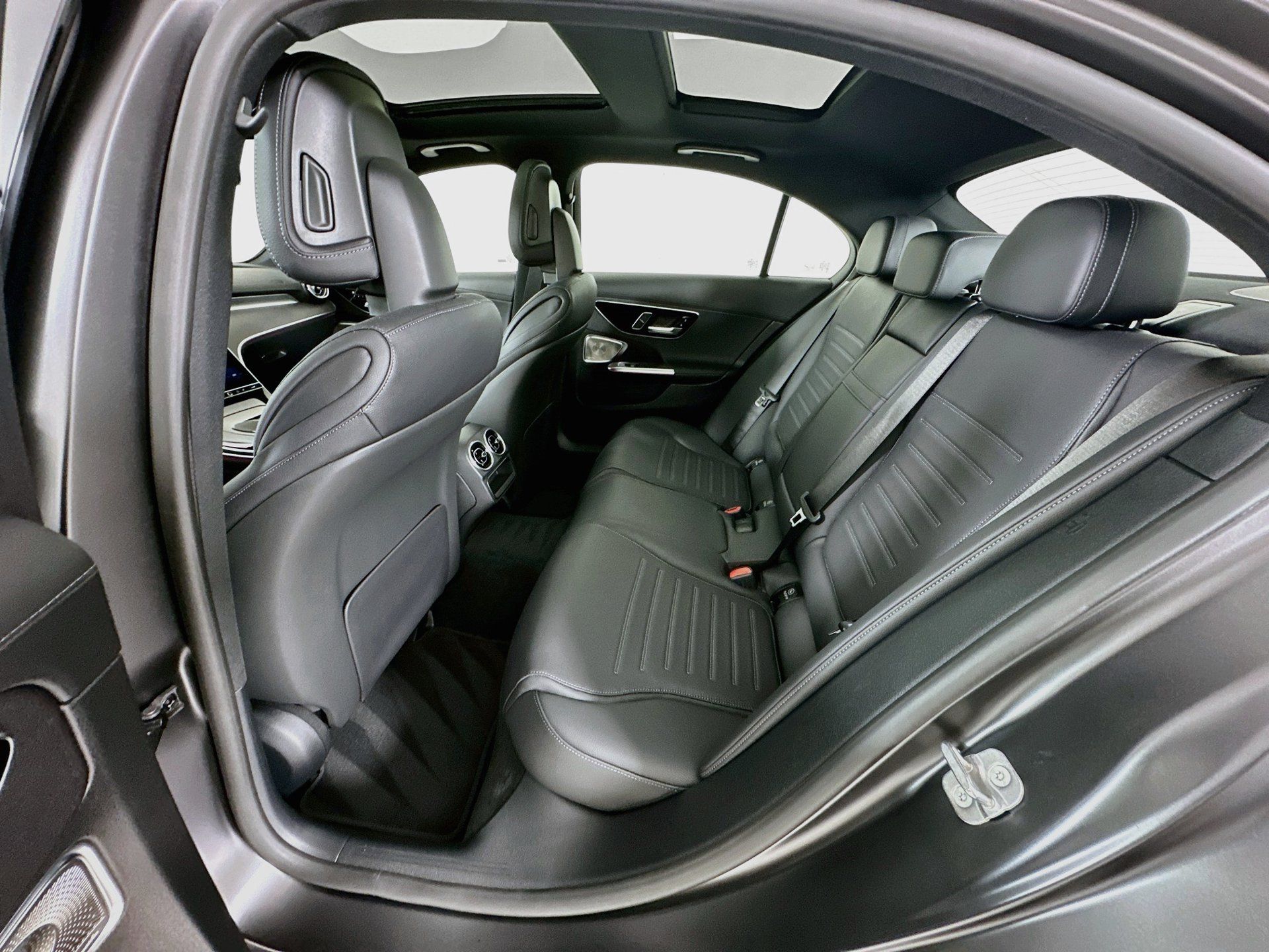 Used 2025 Mercedes-Benz C 300 Sedan image 27