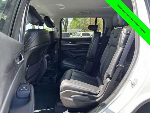 Used 2023 Jeep Grand Cherokee L Limited AWD/4WD image 24