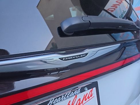 Used 2025 Chrysler Pacifica Select image 19