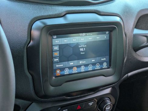 Used 2019 Jeep Renegade Latitude FWD image 30