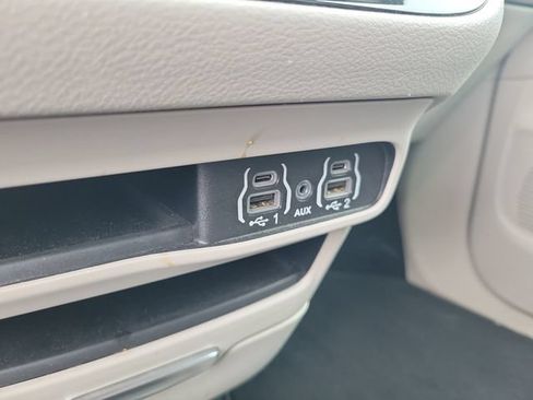 Used 2024 Chrysler Pacifica Touring-L FWD image 22