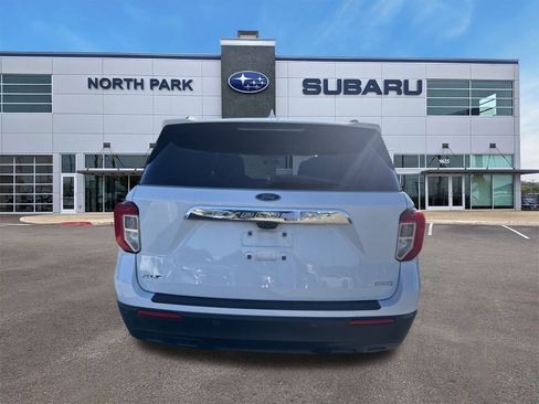 Used 2020 Ford Explorer XLT image 4