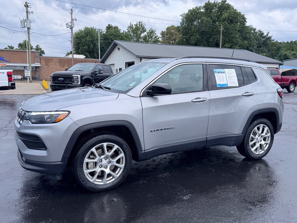 Used 2023 Jeep Compass Latitude w/ Sun and Sound Group AWD/4WD image 2