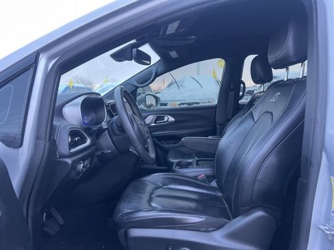 Used 2022 Chrysler Pacifica Touring-L w/ S Appearance Package image 11