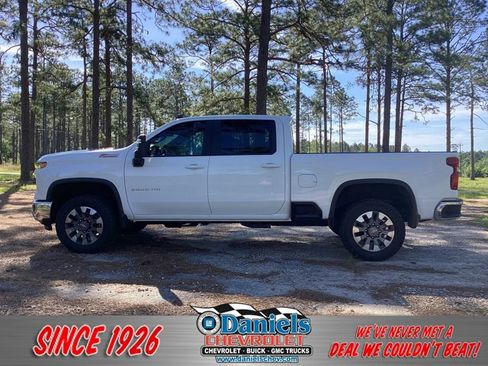 Used 2024 Chevrolet Silverado 2500 LT image 1