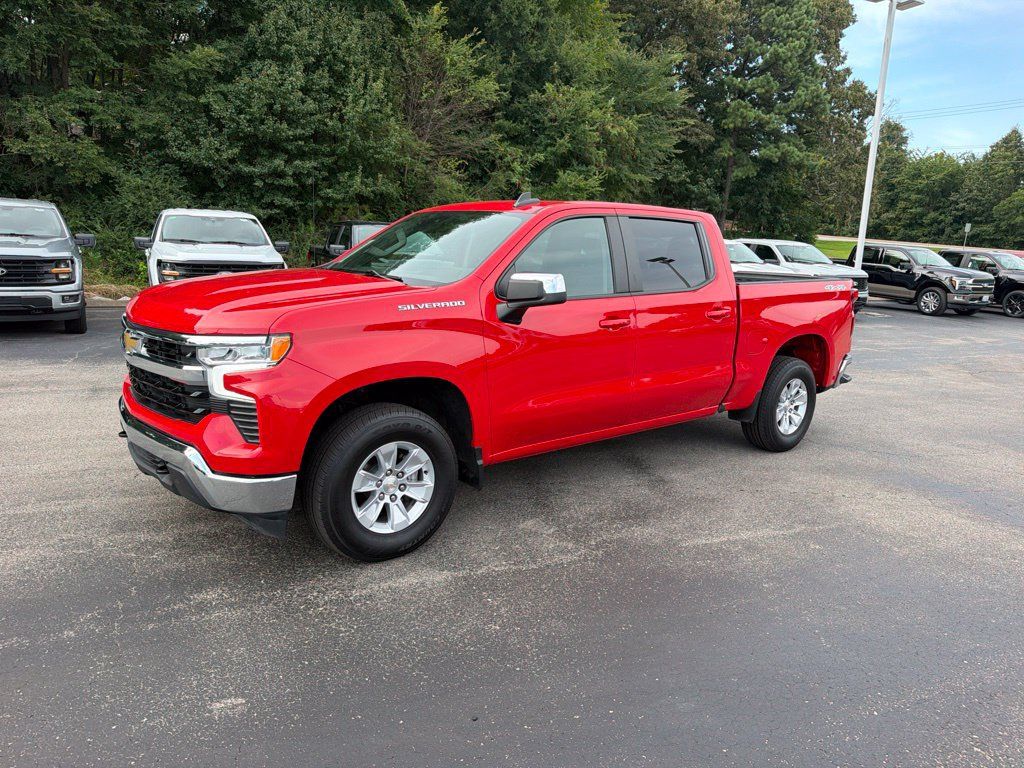 Used 2025 Chevrolet Silverado 1500 LT AWD/4WD image 7