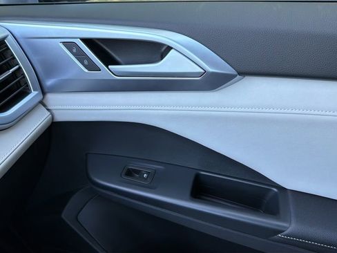 New 2026 Volkswagen Taos SE FWD image 12