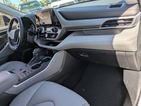 Used 2023 Toyota Highlander XLE image 24