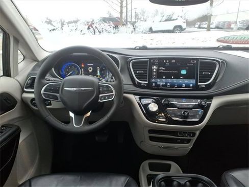 Used 2022 Chrysler Pacifica Touring-L image 10