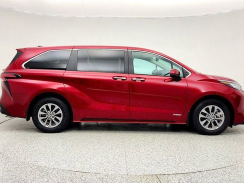 Used 2021 Toyota Sienna XLE image 4