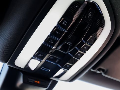 Certified 2025 Porsche Macan image 21