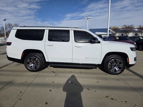 Used 2024 Jeep Wagoneer L Series II image 2