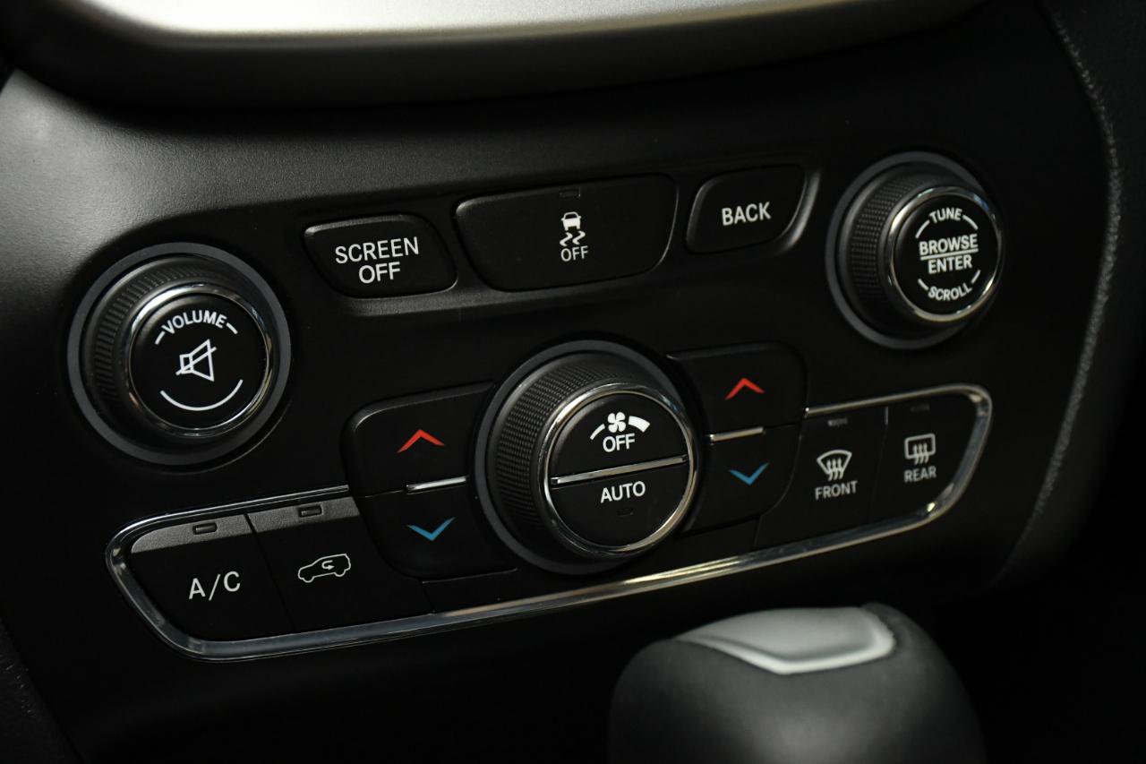 Used 2016 Jeep Cherokee Limited AWD/4WD image 23