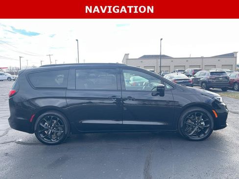 Used 2025 Chrysler Pacifica Limited image 7