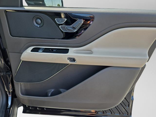 Used 2022 Lincoln Aviator Reserve w/ Elements Package Plus AWD/4WD image 40