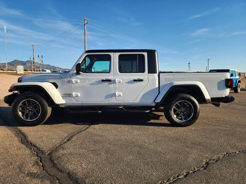 Used 2023 Jeep Gladiator Overland AWD/4WD image 8