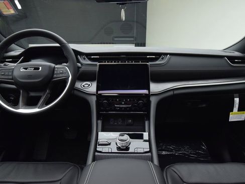 New 2025 Jeep Grand Cherokee Limited 4xe image 30