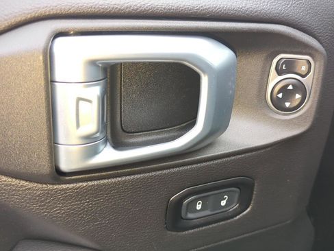 Used 2021 Jeep Wrangler Unlimited Sahara AWD/4WD image 15