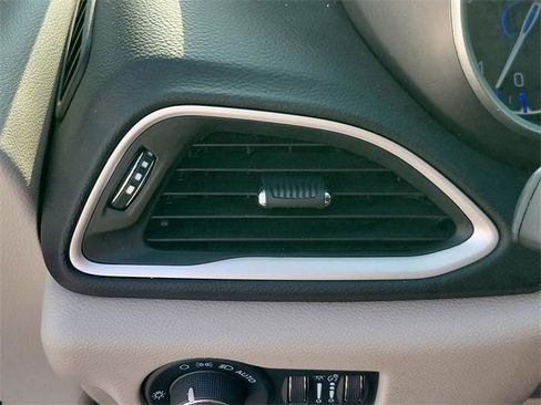 Used 2024 Chrysler Pacifica Touring-L image 29