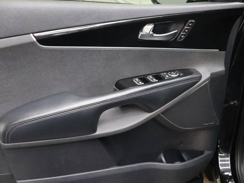 Used 2019 Kia Sorento SX image 16
