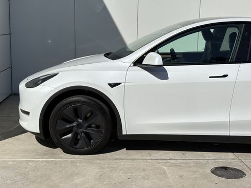 Used 2024 Tesla Model Y Long Range AWD/4WD image 5