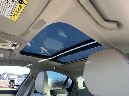 Used 2022 Volvo S60 B5 Inscription w/ Climate Package image 9