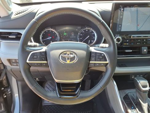 Used 2022 Toyota Highlander Platinum AWD/4WD image 22