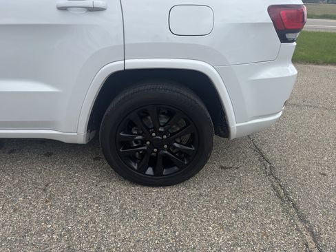 Used 2019 Jeep Grand Cherokee Altitude AWD/4WD image 7