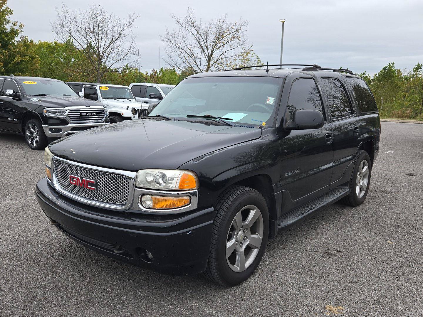 Used 2002 GMC Yukon Denali AWD/4WD image 3