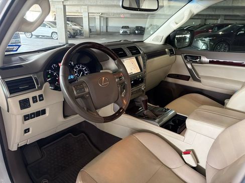 Used 2019 Lexus GX 460 Premium w/ Premium Package AWD/4WD image 2