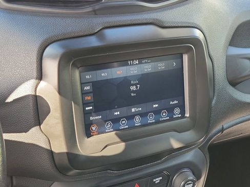 Used 2018 Jeep Renegade Altitude image 27