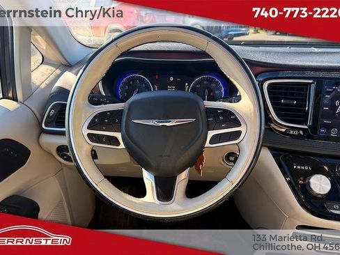Used 2018 Chrysler Pacifica Limited w/ Tire & Wheel Group image 8