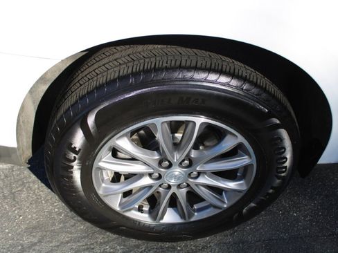 Used 2022 Buick Enclave Essence image 18