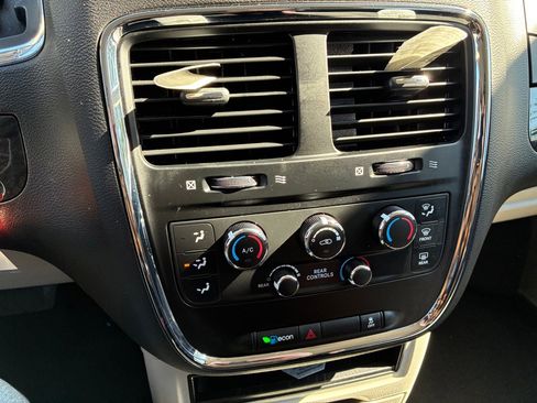 Used 2019 Dodge Grand Caravan SE image 27